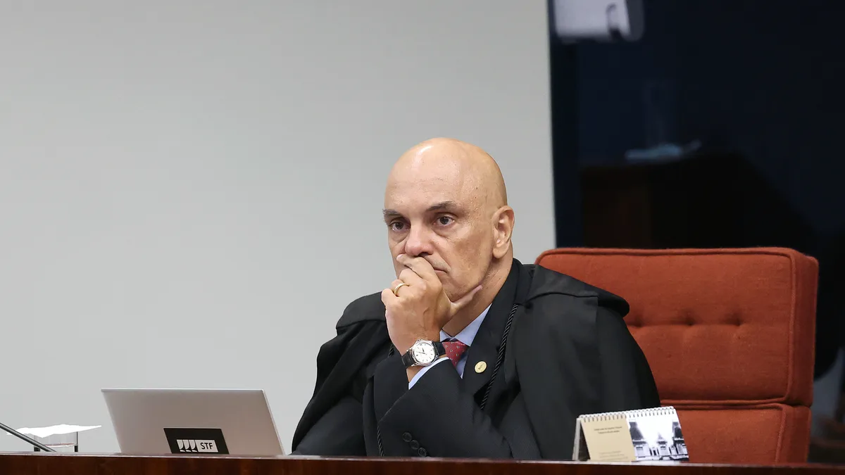 Ministro Alexandre de Moraes durante sessão de julgamento no STF